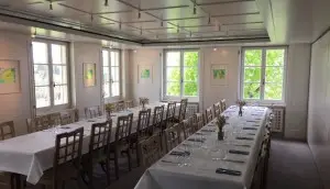 halber Saal weiss gedeckt