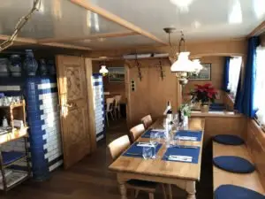 Gaststube mit gedecktem Tisch