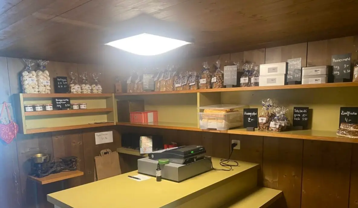 Unser Bäckereiladen mit der Auswahl an unseren Backwaren und Spezialitäten