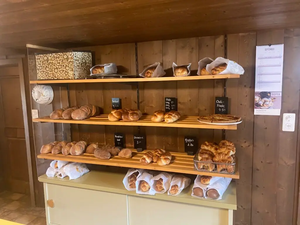 Unser Bäckereiladen am Samstag mit der Auswahl an Zopf, Ruchbrot, Dinkel, Mehrkornbrot und Gipfeli
