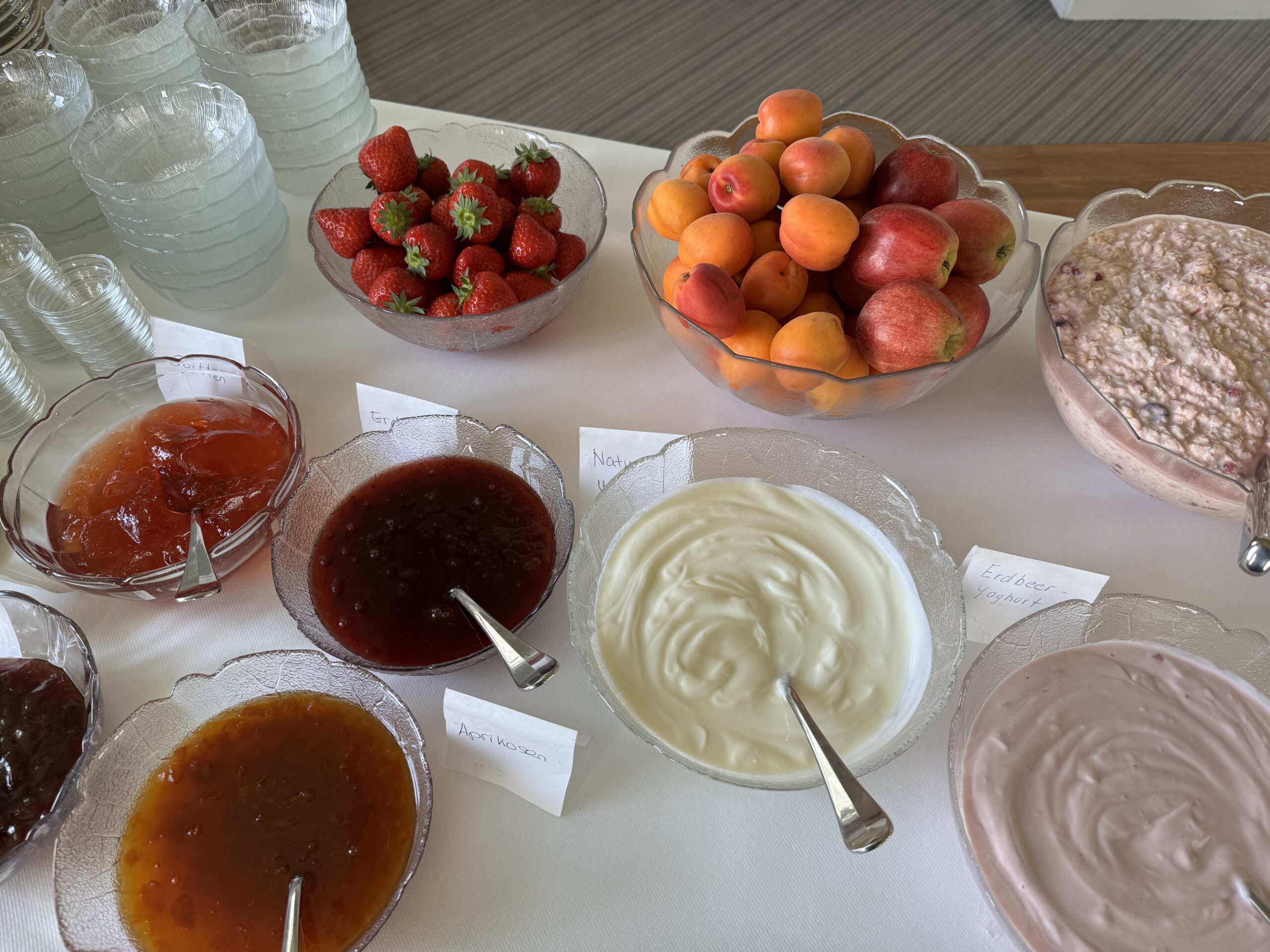 Früchte, Joghurt und Konfitüren